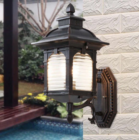 Lámpara de pared exterior de vidrio antiguo