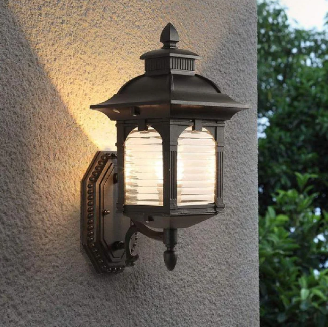 Lámpara de pared exterior de vidrio antiguo