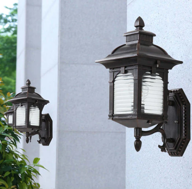 Lámpara de pared exterior de vidrio antiguo