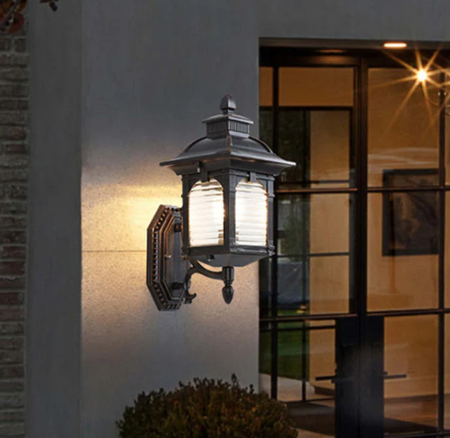 Lámpara de pared exterior de vidrio antiguo