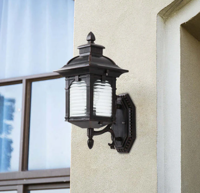 Lámpara de pared exterior de vidrio antiguo